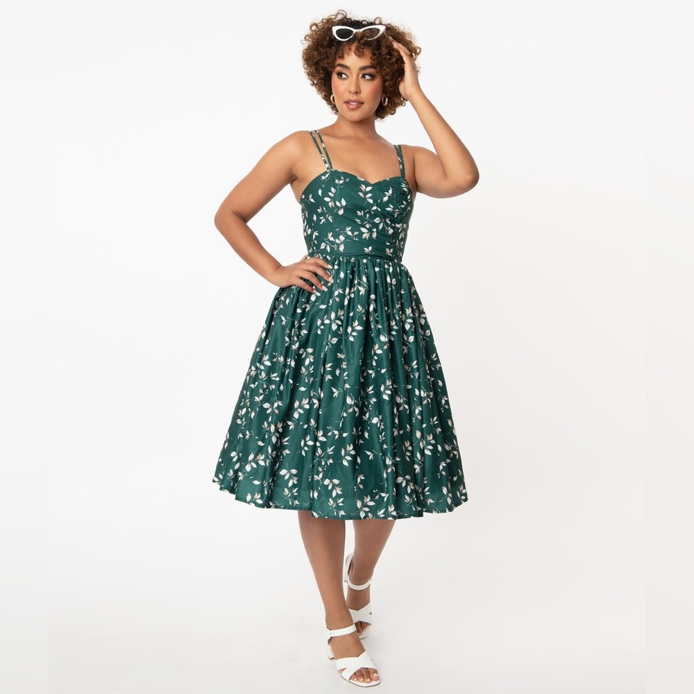 Unique Vintage Green and Ivory Leaf Print Reed Swing Dress